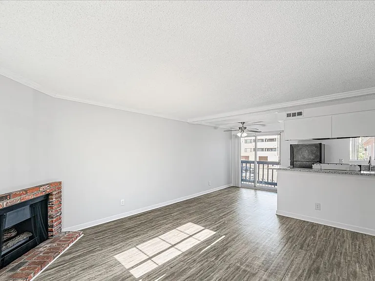 18547 Saticoy St #10 — Photo 3