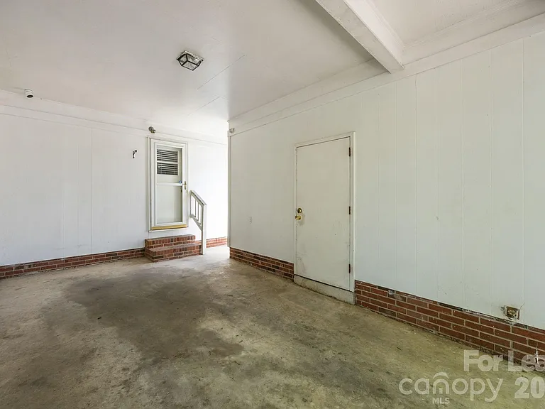 1502 Cloverdale Ln — Photo 3
