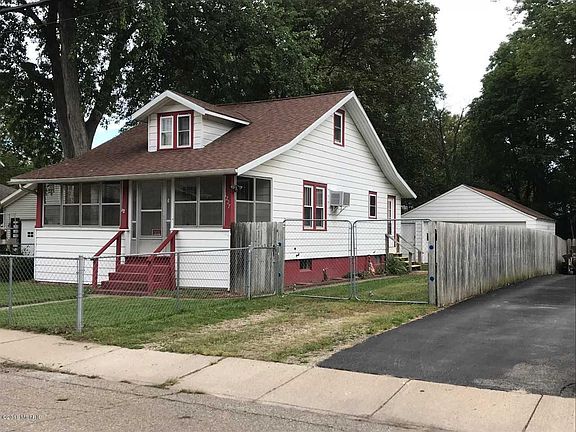 2nd image of 1227 E Alcott St