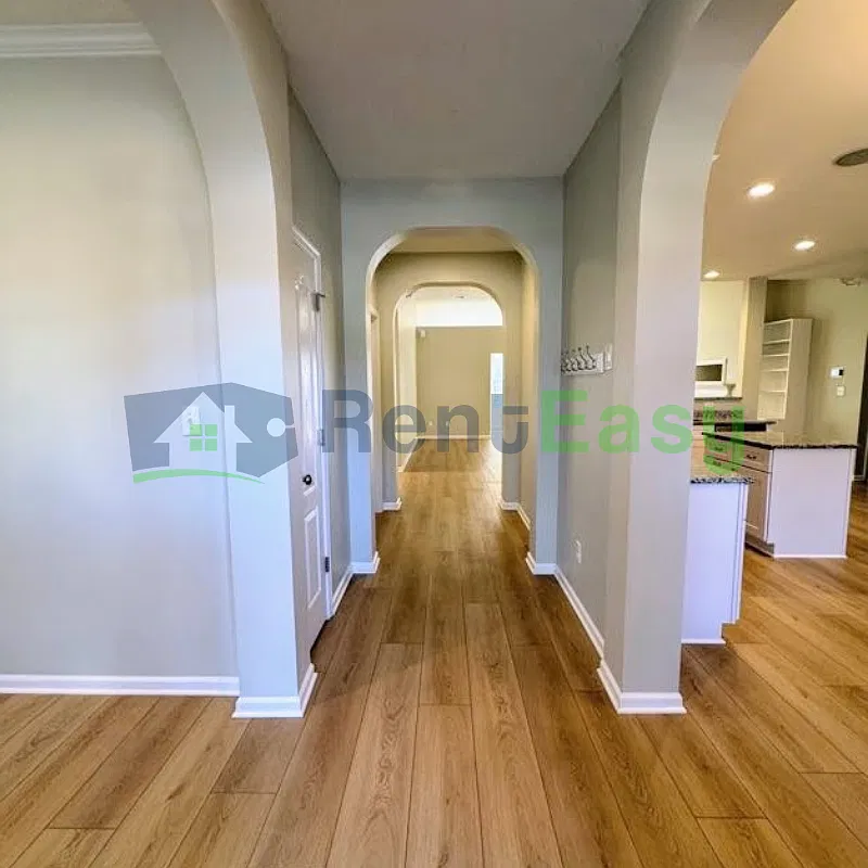 4 bed, 2.0 bath, 2458 sqft, $2,995 — Photo 3