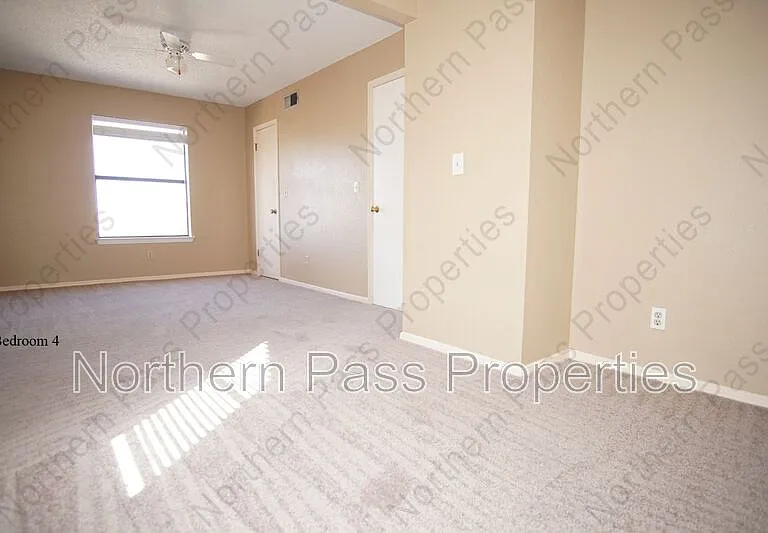 637 Woodcrest Ln — Photo 17