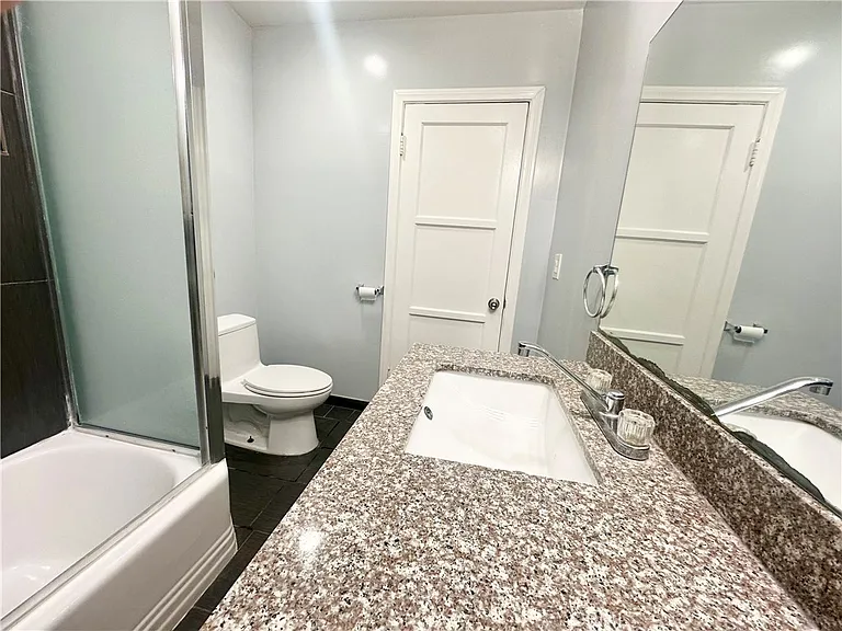 15746 1/2 Magnolia Blvd #JADU — Photo 6