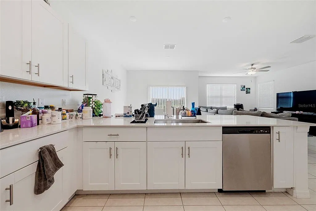 3 bed, 2.5 bath, 1801 sqft, $2,399 — Photo 2