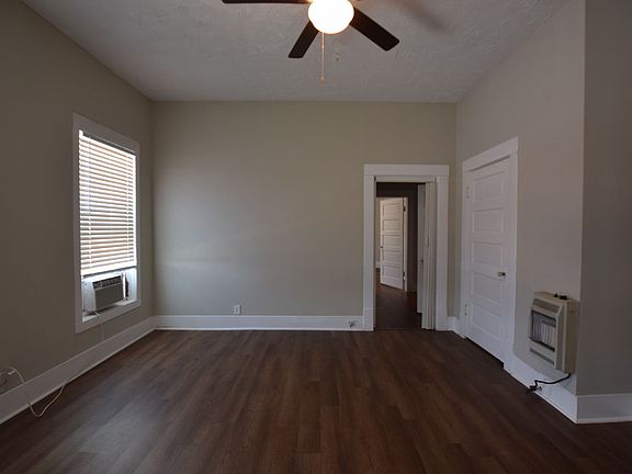 2nd image of 433 Clarence St #433