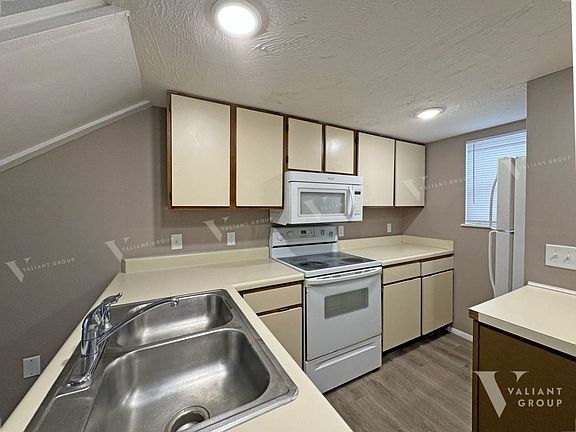 5th image of 2323 E Cherry St