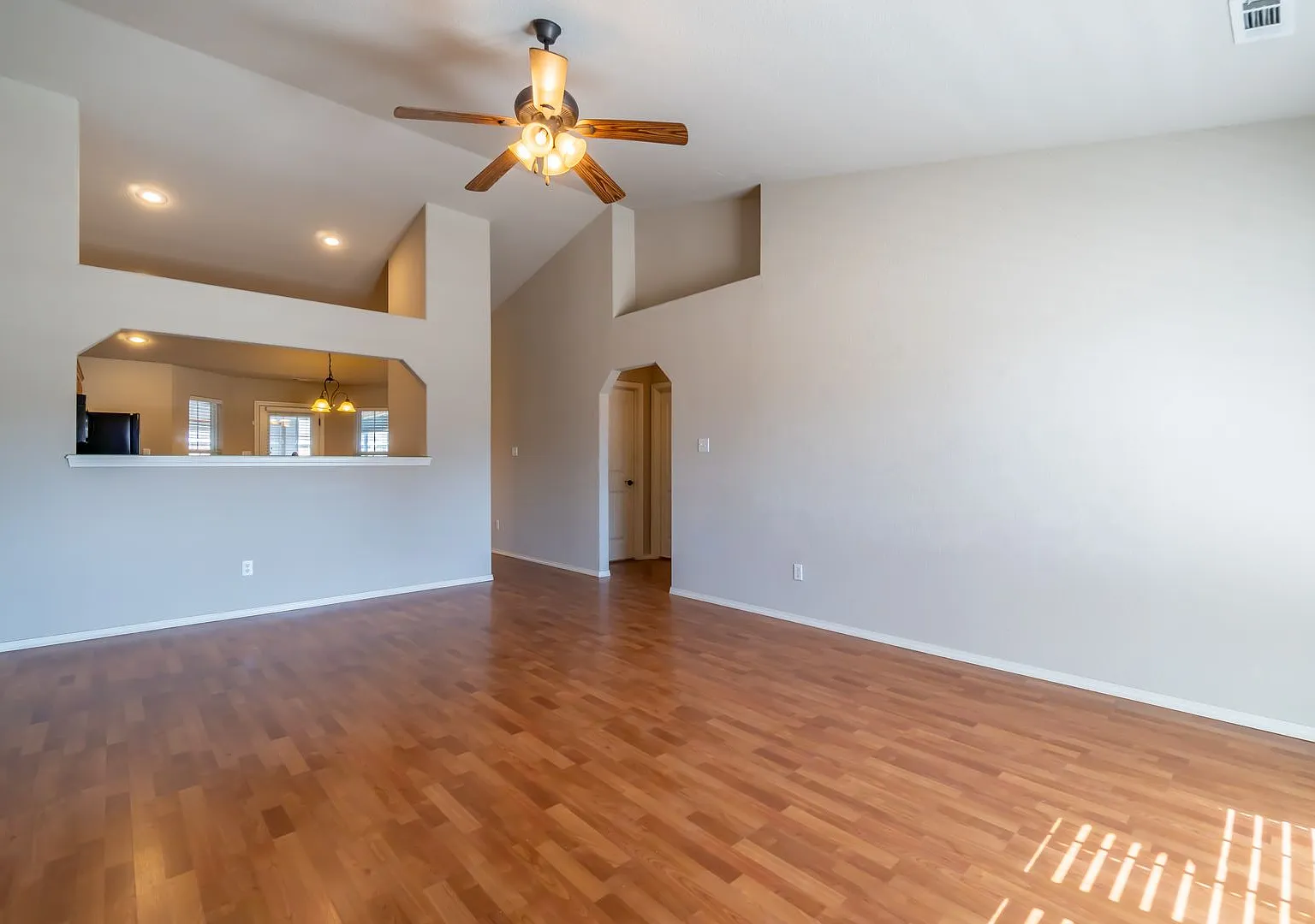 Gorgeous 3 bedroom 2 bath Brick Home with a 2-Car Garage — Photo 3