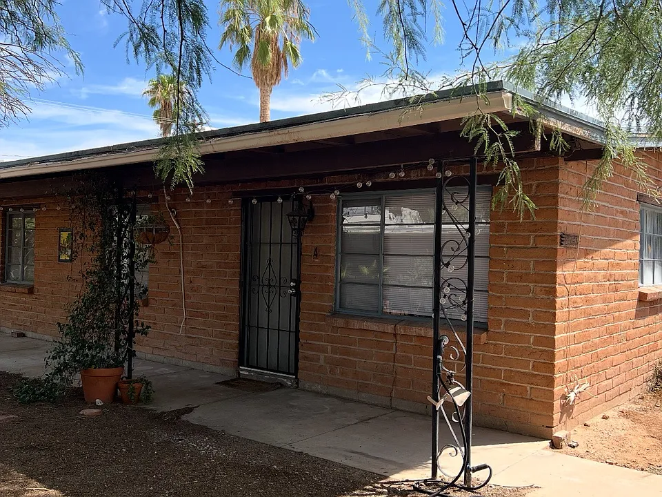 2541 E Elm St #4
