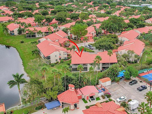 2nd image of 7697 Lexington Club Boulevard Boulevard #D