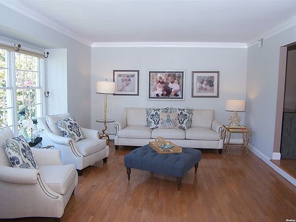 3rd image of 9 Hallock Meadow Dr