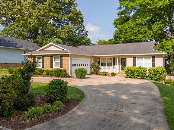 3rd image of 1009 Berkshire Dr