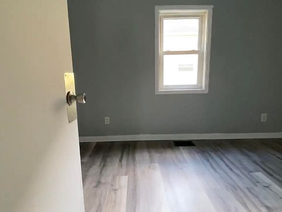 5th image of 915 W Powers St