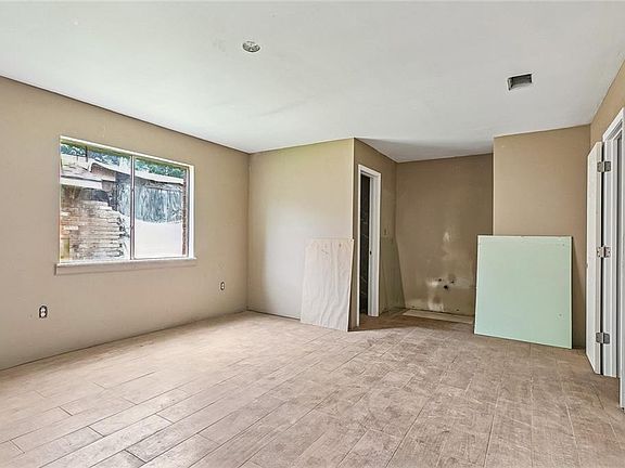 5th image of 224 S Queens Dr