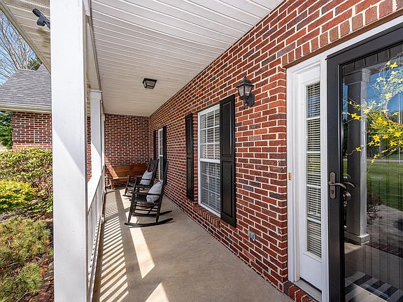 3rd image of 563 River Run Dr