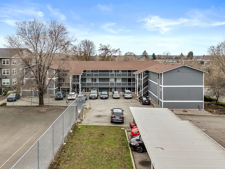 River Court Apartments - Updated Units With A View! — Photo 8