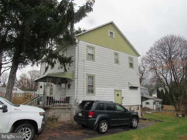152 W College Ave, Pleasant Gap, PA 16823