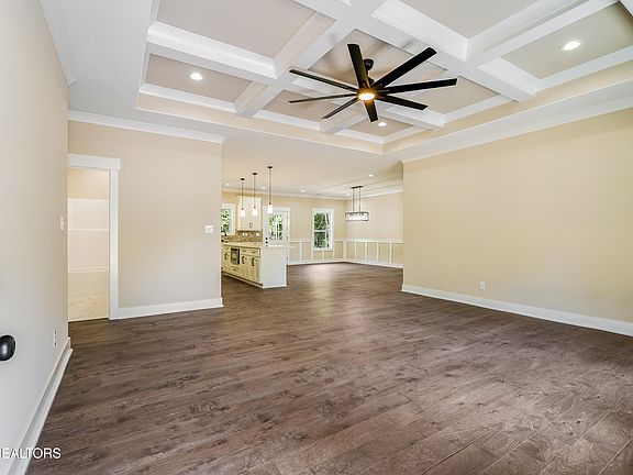 5th image of 1034 N Linden Dr
