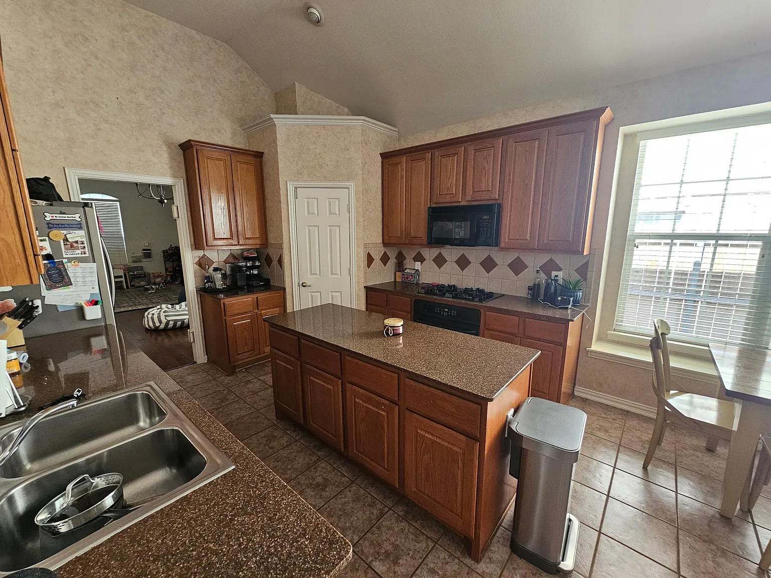4 bed, 2615 sqft, $3,150 — Photo 3