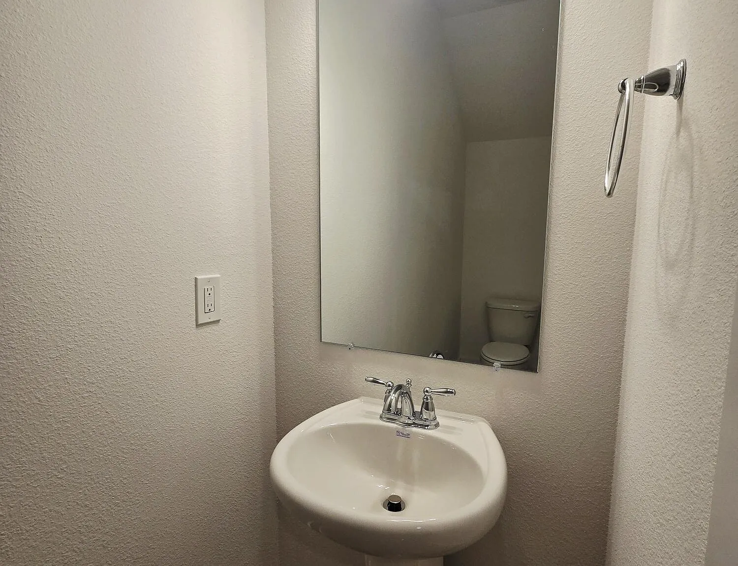 3 bed, 2.5 bath, 1533 sqft, $2,100 — Photo 4