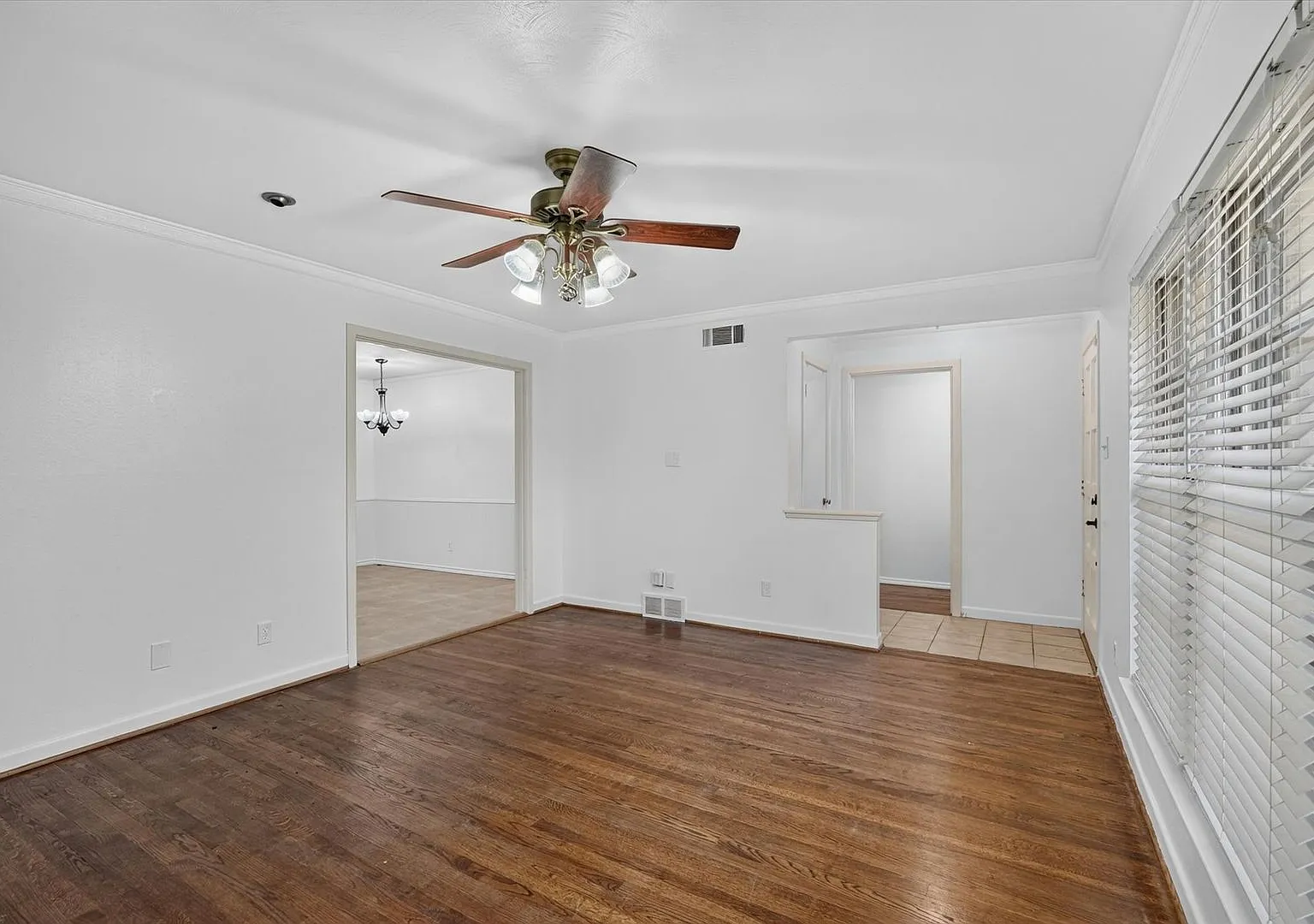 Charming East Dallas 3 Bed/1.5 Bath with Sunroom & Bonus Room! — Photo 4