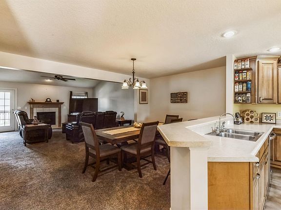 3rd image of 18 Hidden Valley Cir
