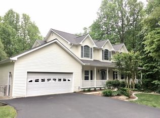 16 Cross Point Dr, Owings, MD 20736