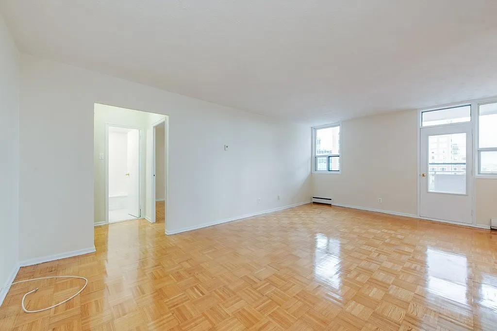 10 Huntley St — Photo 1