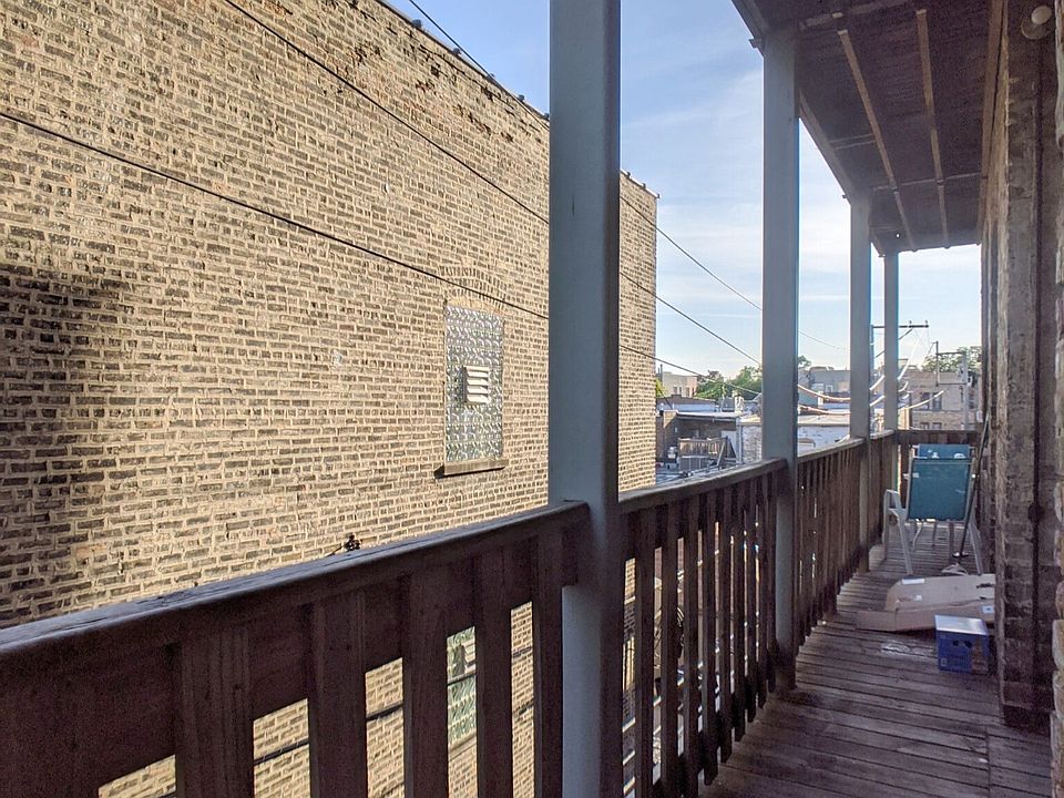 1st image of 639 W Oakdale Ave #3-645