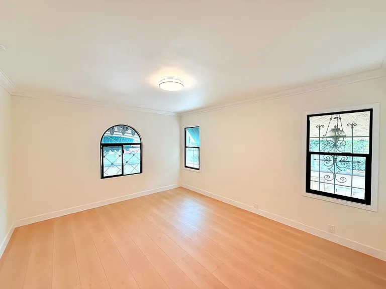 6130 Whitsett Avenue — Photo 20
