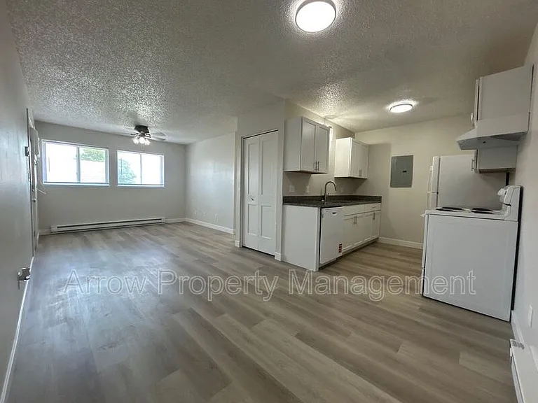 902 E E St #D — Photo 3