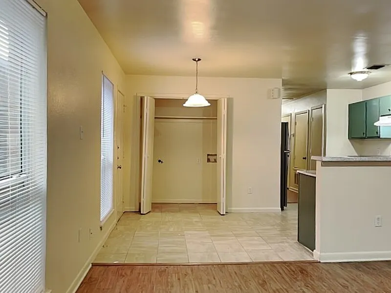 3 bed, 2.0 bath, 900 sqft, $1,599 — Photo 3