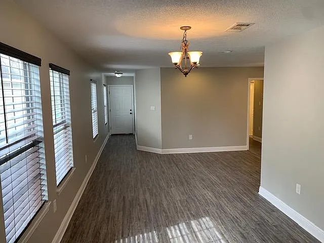3 bed, 1212 sqft, $1,450 — Photo 2