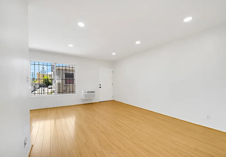 200 N Oxford Ave #11 — Photo 4