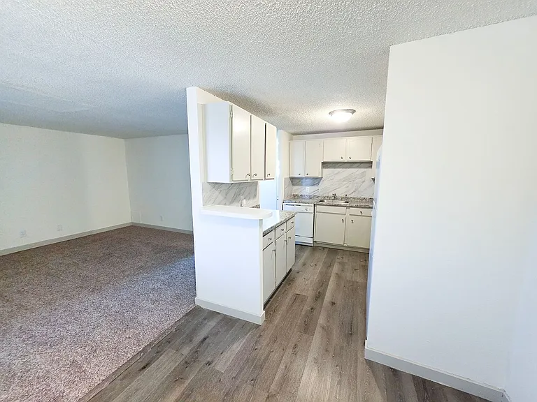 Sunstone Apartments — Photo 15
