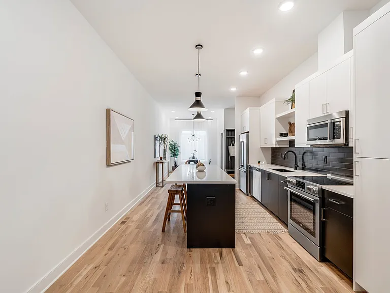 1237 Memorial Dr — Photo 5