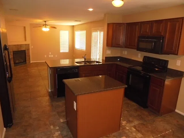 4 bed, 2.0 bath, 1943 sqft, $2,470 — Photo 2