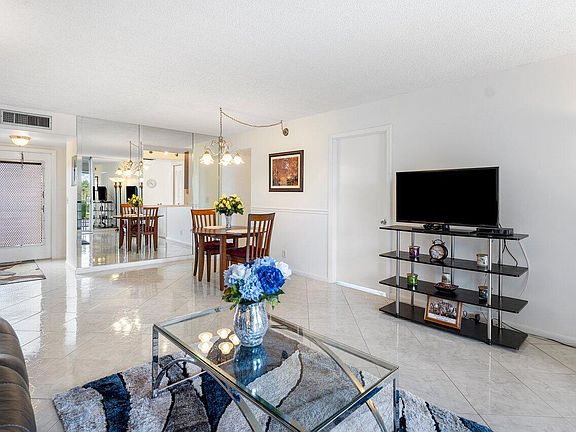 4th image of 15 Willowbrook Lane #201