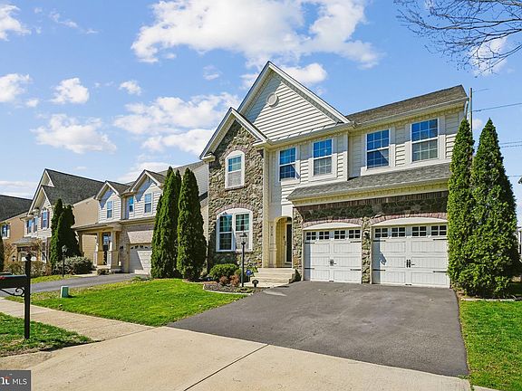 3rd image of 8716 Raleigh Mews