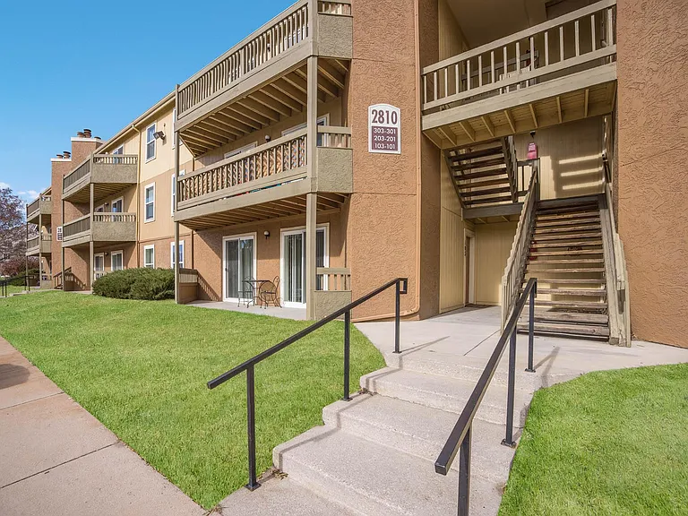 Woodland Hills Apartments — Photo 16