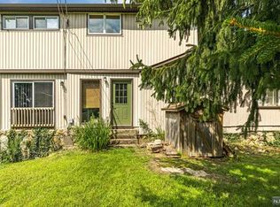 16 Lookout Ln, West Milford, NJ 07480