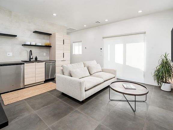 Efficiency Kitchen With microwave, dishwasher, small fridge & freezer, air-fryer and toaster oven! Outdoor grill!