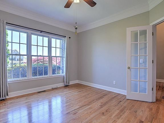 4th image of 304 Southridge Dr