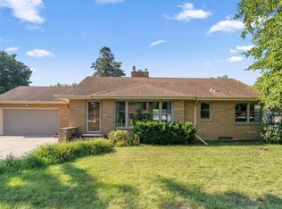 1142 Sandhurst Dr W, Roseville, MN 55113