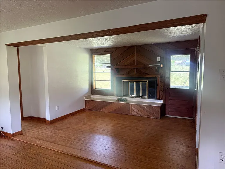 1825 E Pierce St — Photo 2