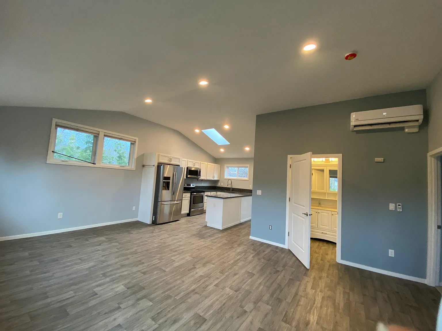 2 bed, 950 sqft, $2,300 — Photo 3