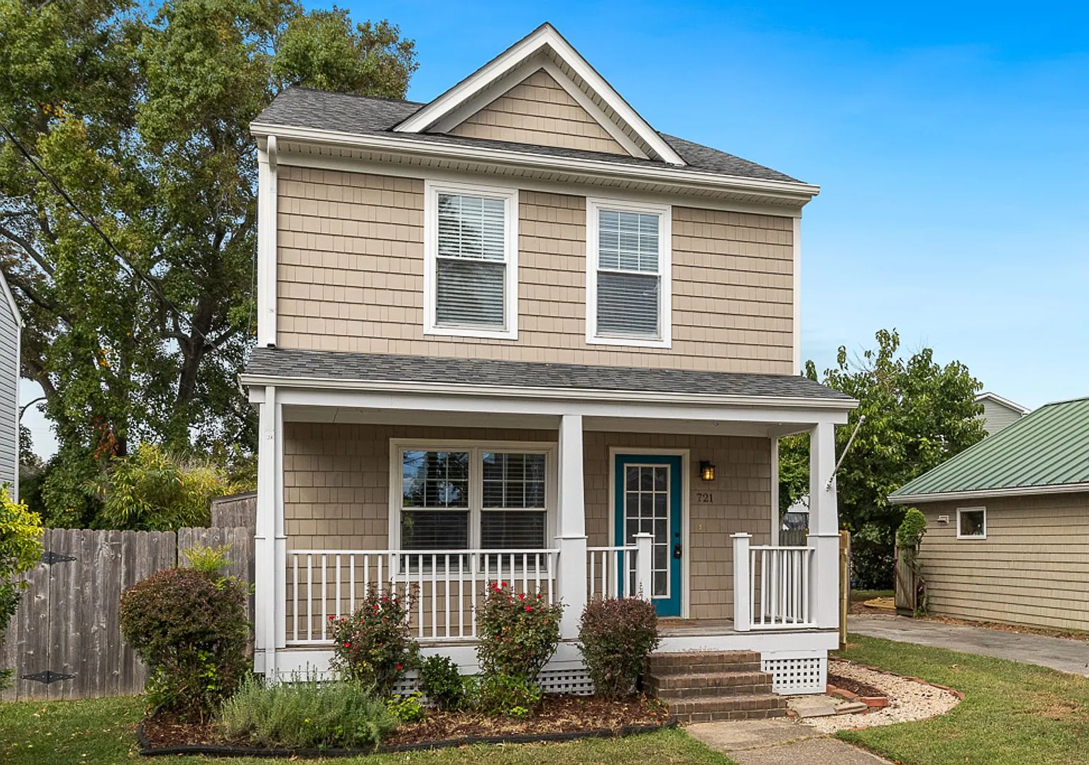 2-story rental in the Lakewood neighborhood of Virginia Beach featuring 3 bedrooms & 2.5 bathrooms! — Photo 1