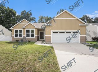2533 Lawncrest Dr NE, Grand Rapids, MI 49505