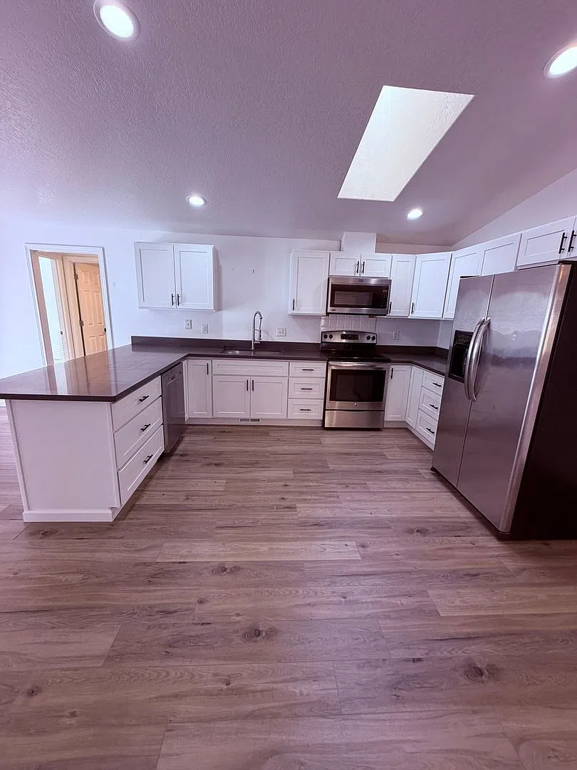 Single story 3 Bed Room 2 Bath 2 Car Garage ,AC in the home — Photo 4