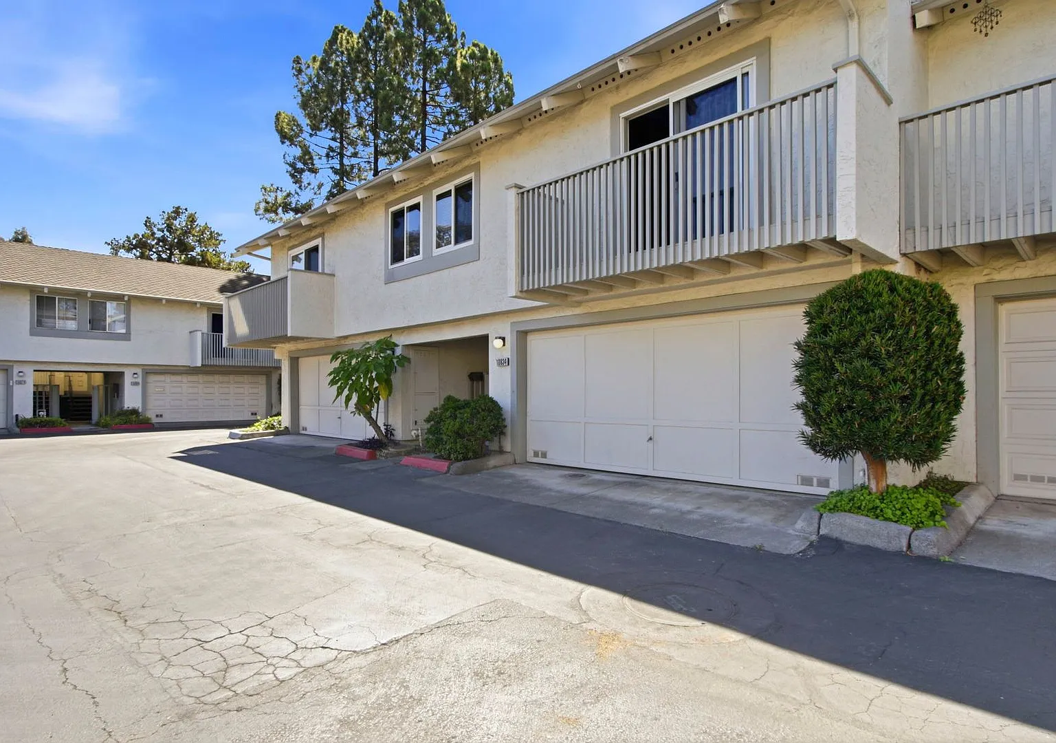 Wow! What a Great Home! Available Now! — Photo 3