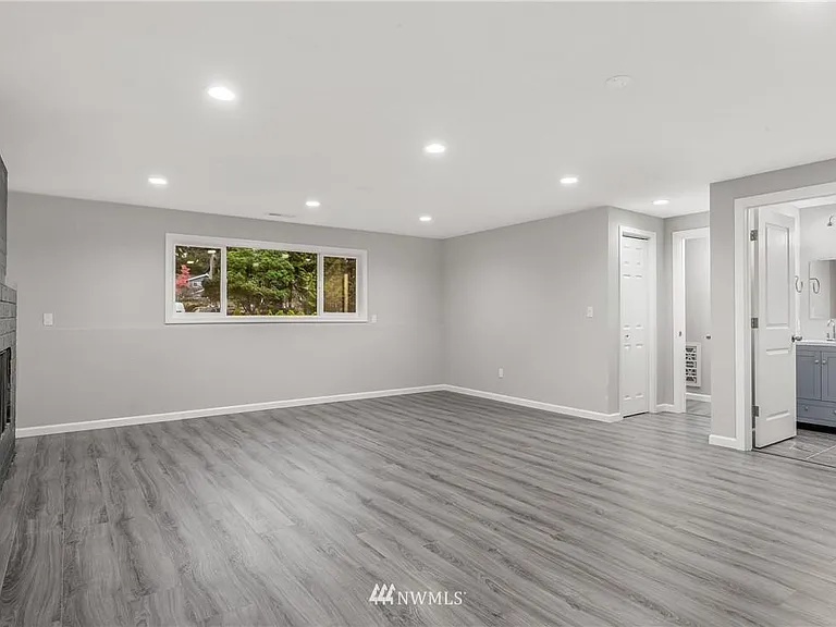 1034 Newport Ct NE — Photo 9