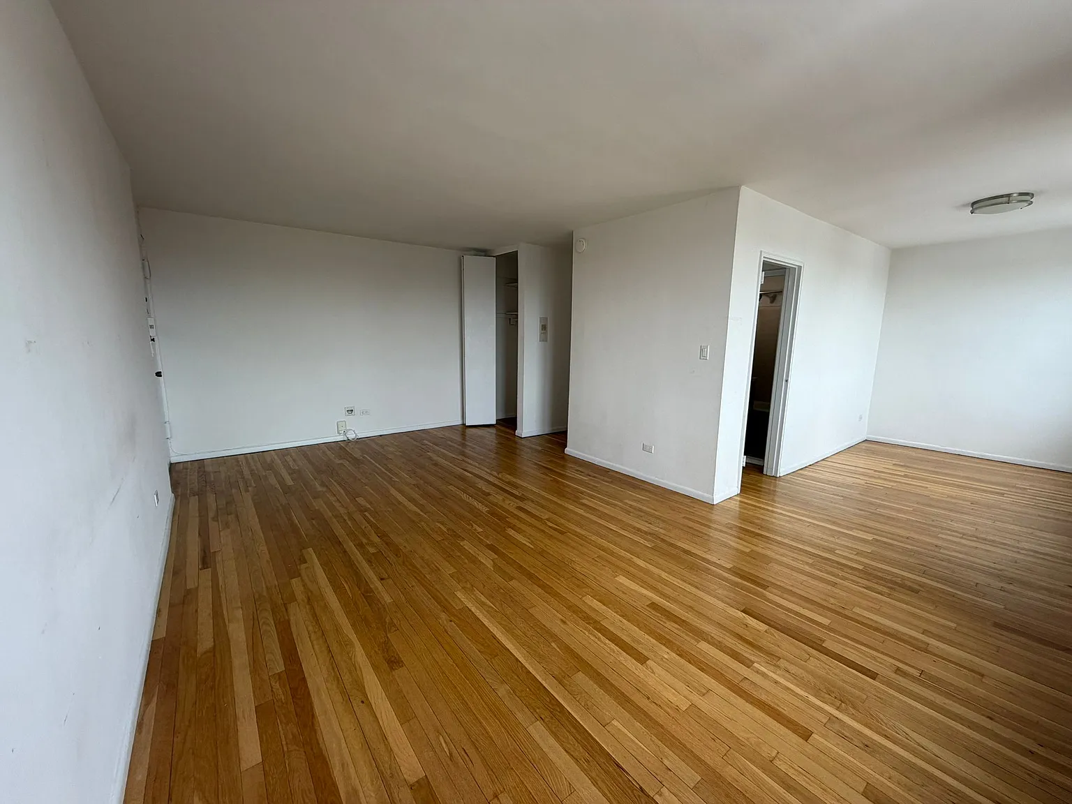 2 bed, 800 sqft, $2,442 — Photo 2